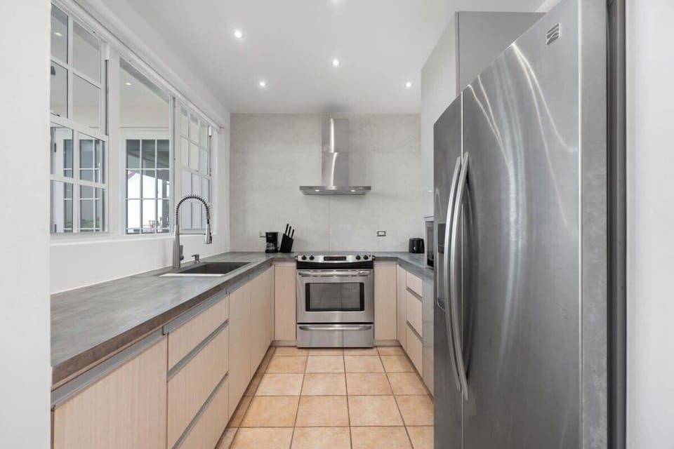 Modern and fully equipped kitchen.