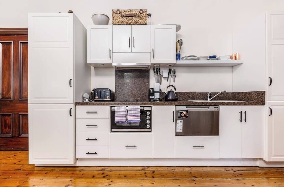 The kitchenette has everything you need to feel at home and prepare your favourite meals with the microwave, induction stovetop, dishwasher, and refrigerator.
