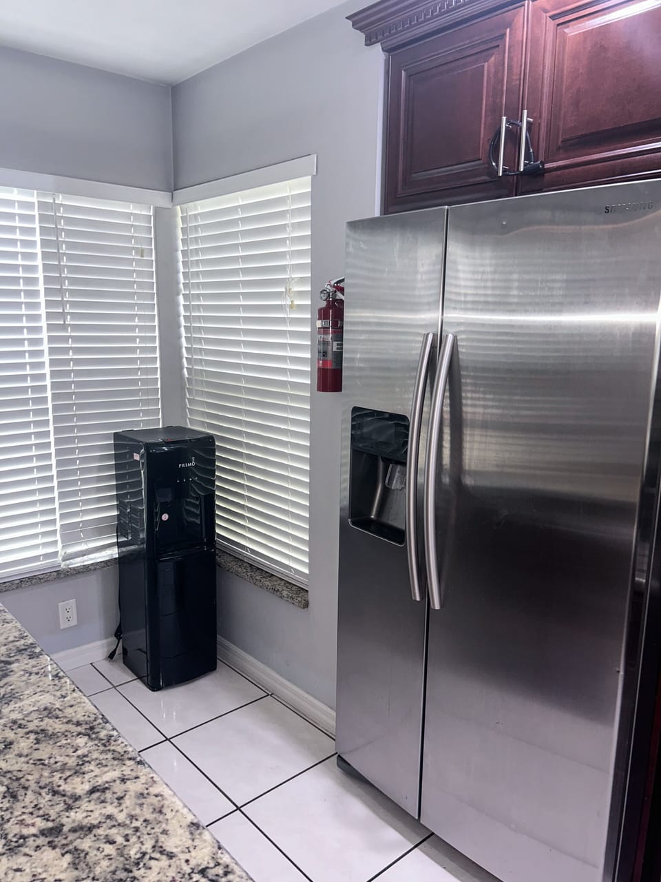 Full-size refrigerator / water dispenser