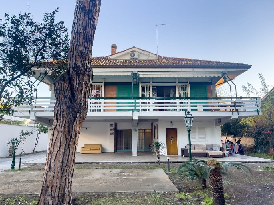 Huge 3 stories villa designed by a famous architect with large frontyard!