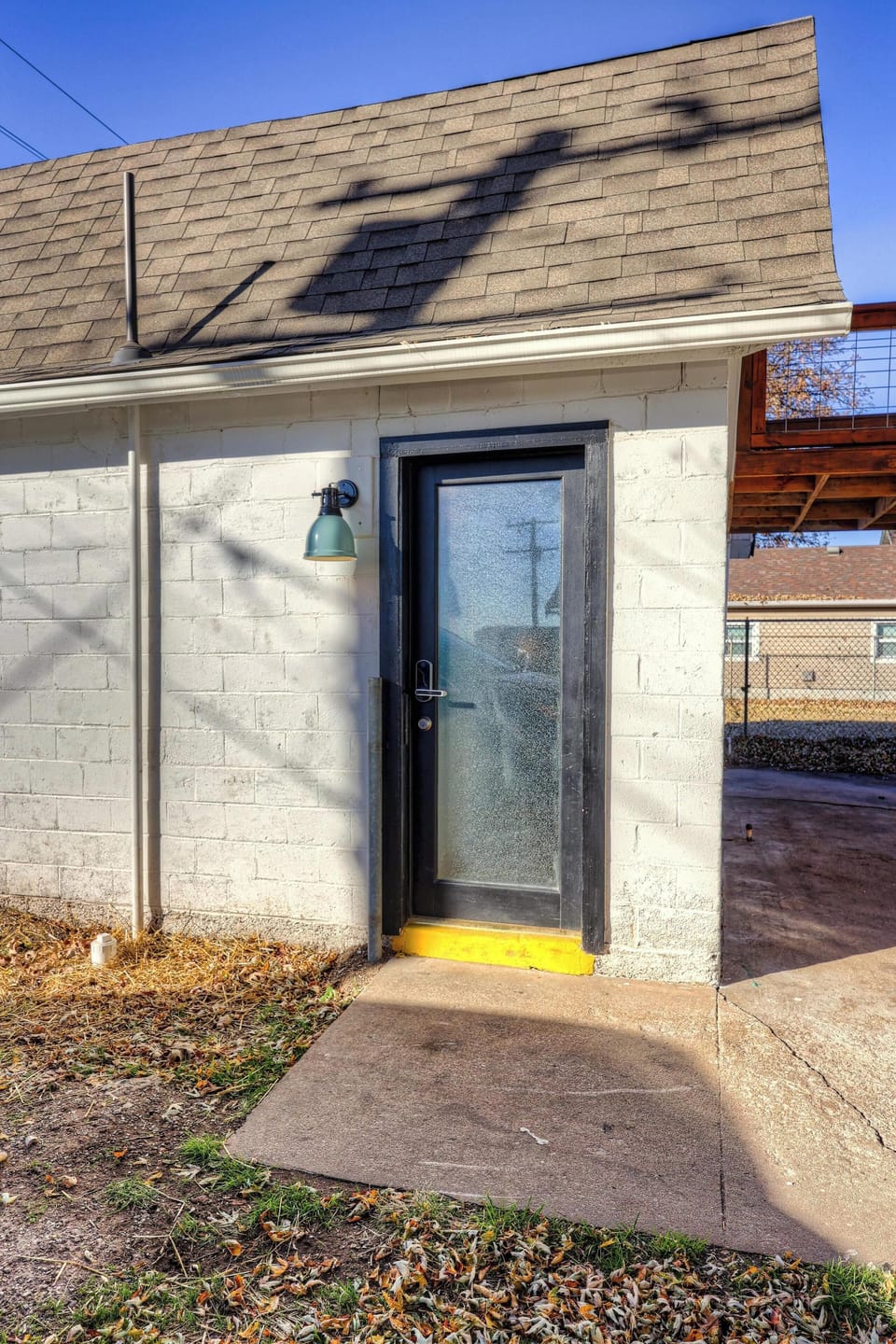 This studio is ground level & accessible with Sifely Smart Lock. Just watch that step!