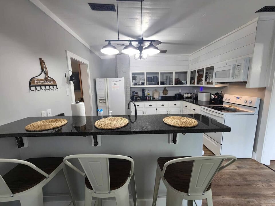 Kitchen Bar with seating for 3