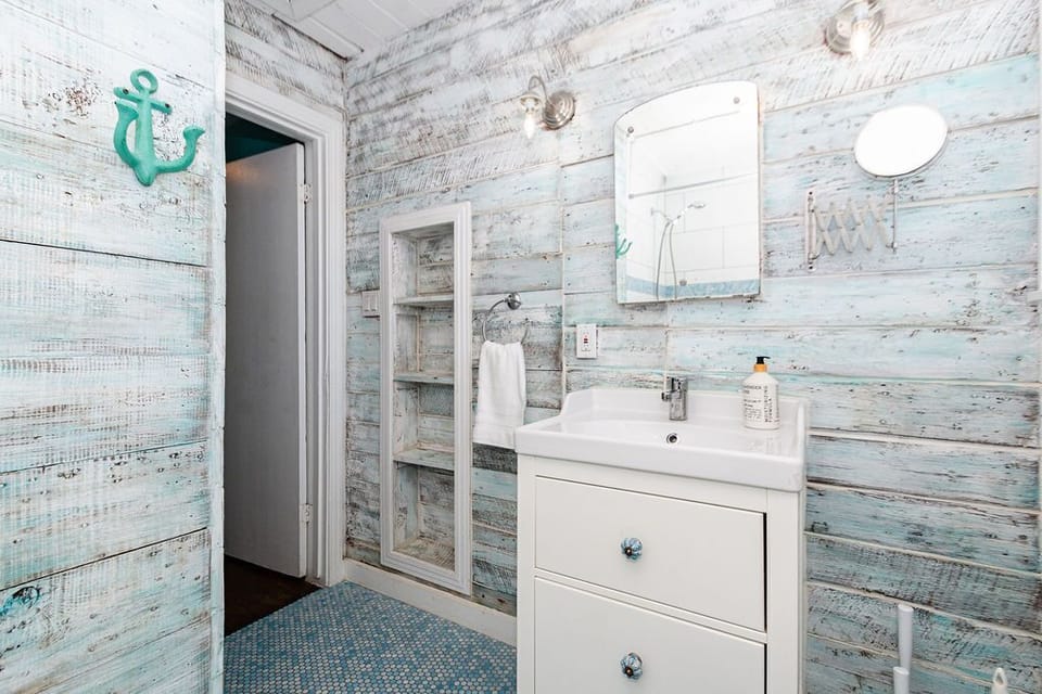 Hideaway bath, sink.