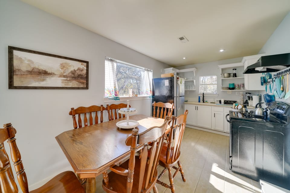 Dining Area | Dishware & Flatware Provided