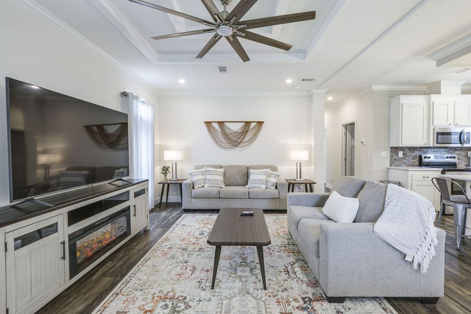 Living Room | Free WiFi | Central Heating & A/C | Smart TV