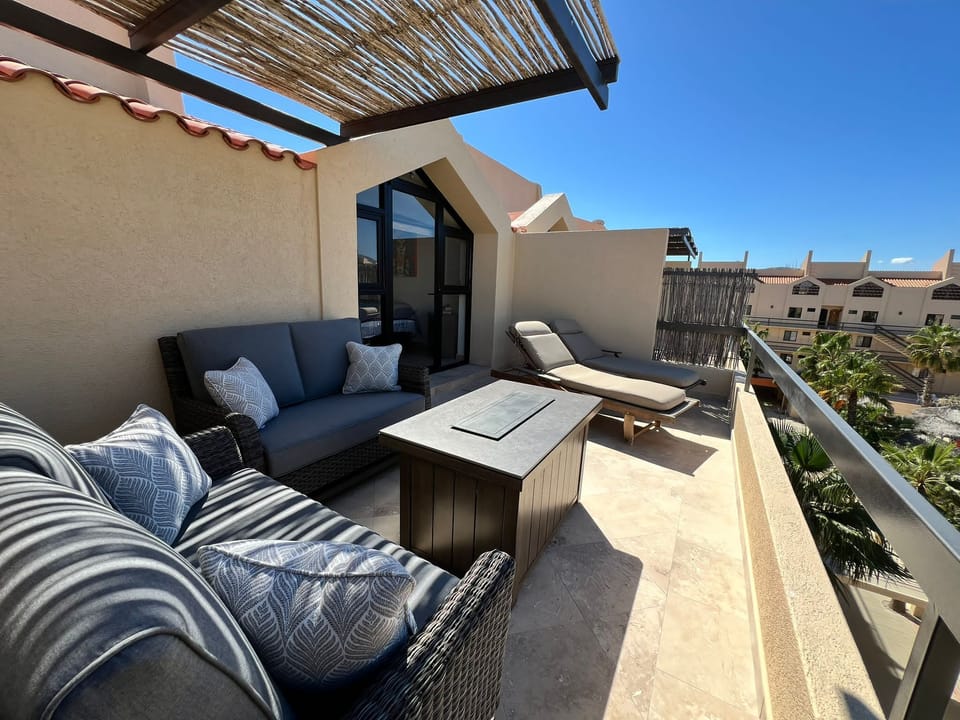 Second Level Patio w 2 Loveseat Rockers, Firetable and 2 Loungers
