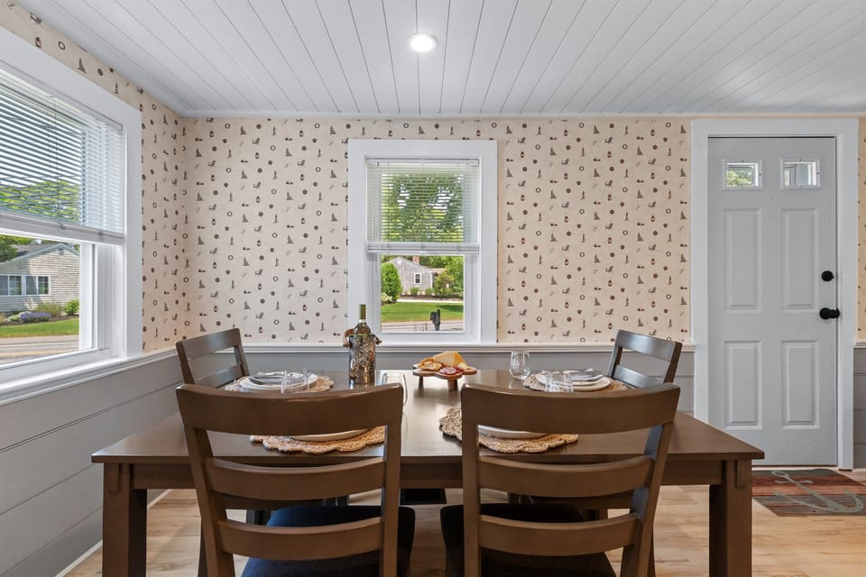 Enjoy meals together at our 6-seater dining table!
