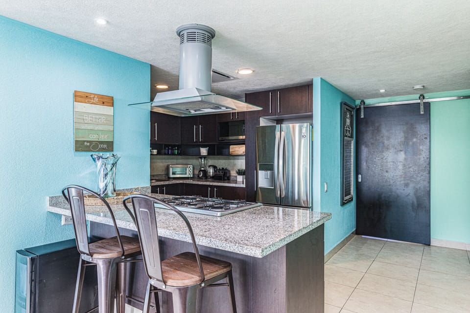 Island seating for 2 plus fully equipped kitchen