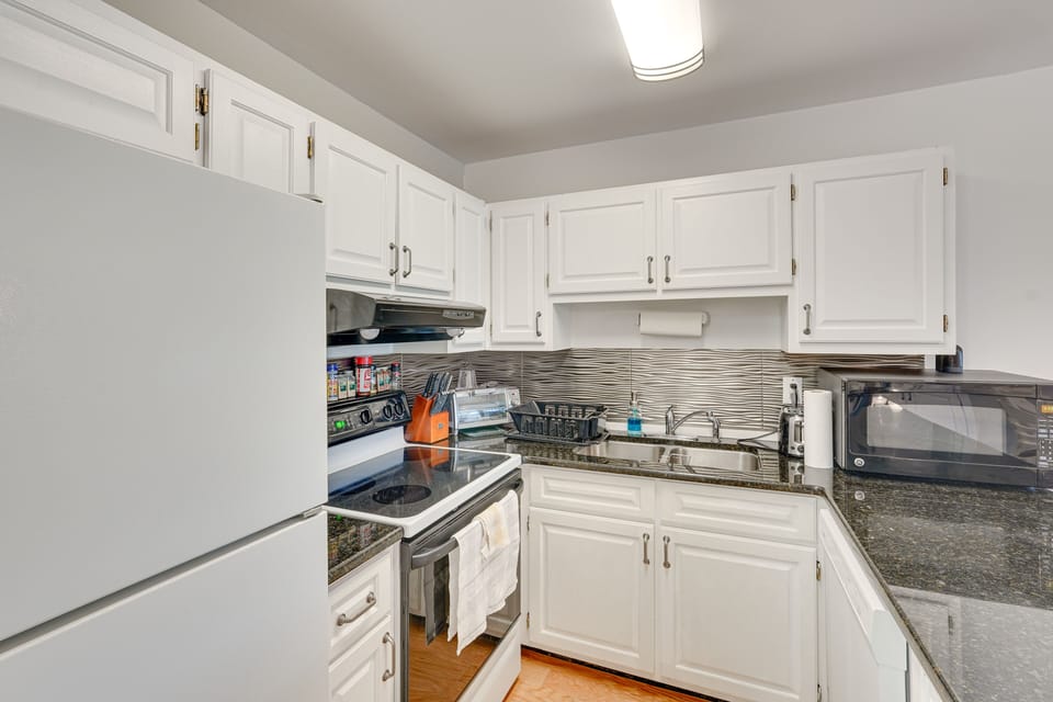 Kitchen | Free WiFi | Central Air Conditioning