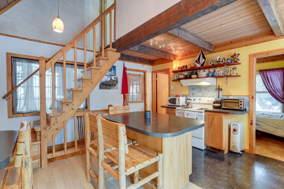 Kitchen & Dining Area | Main Level | Coffee Maker | Toaster Oven | Blender