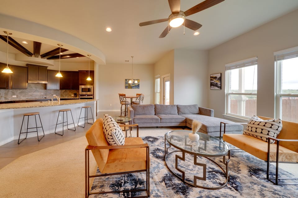 Living Room | Free WiFi | Central Heating & A/C | Smart TV