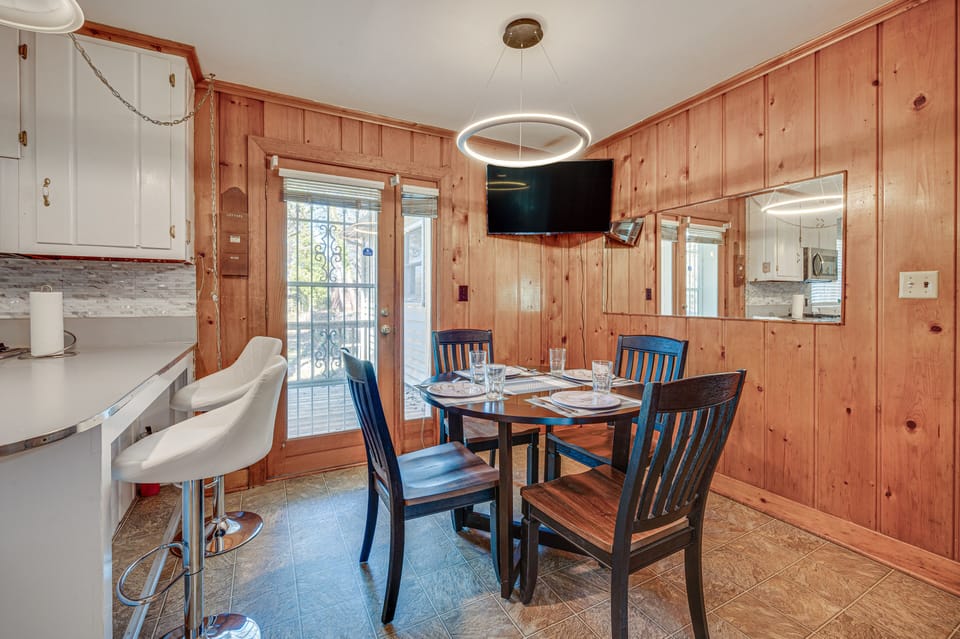 Additional Dining Area | Dining Table | Breakfast Bar | Smart TV