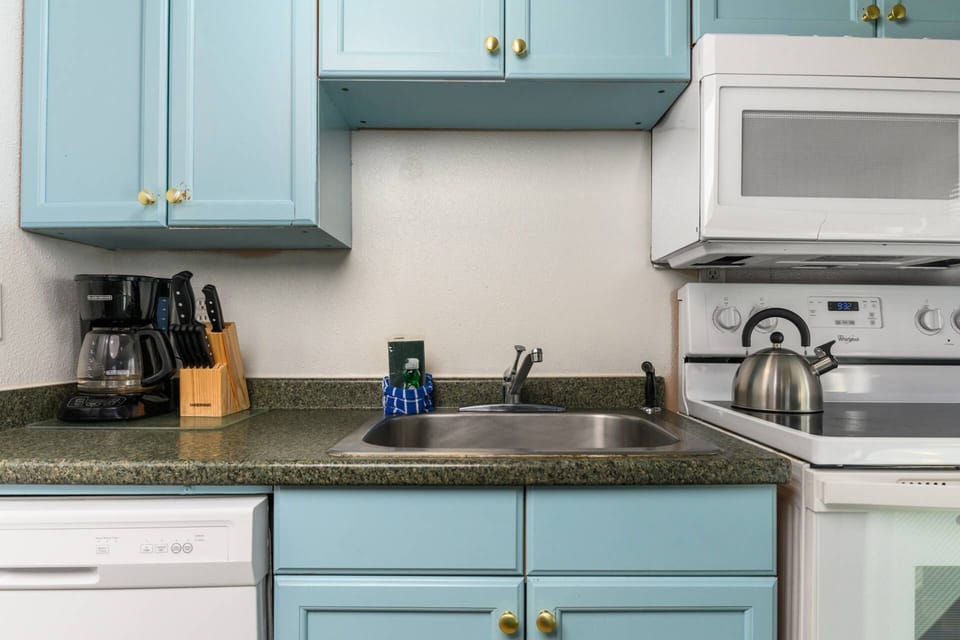 Coffee lovers are in luck as this rental provides coffee. There are also cute cafes in town!