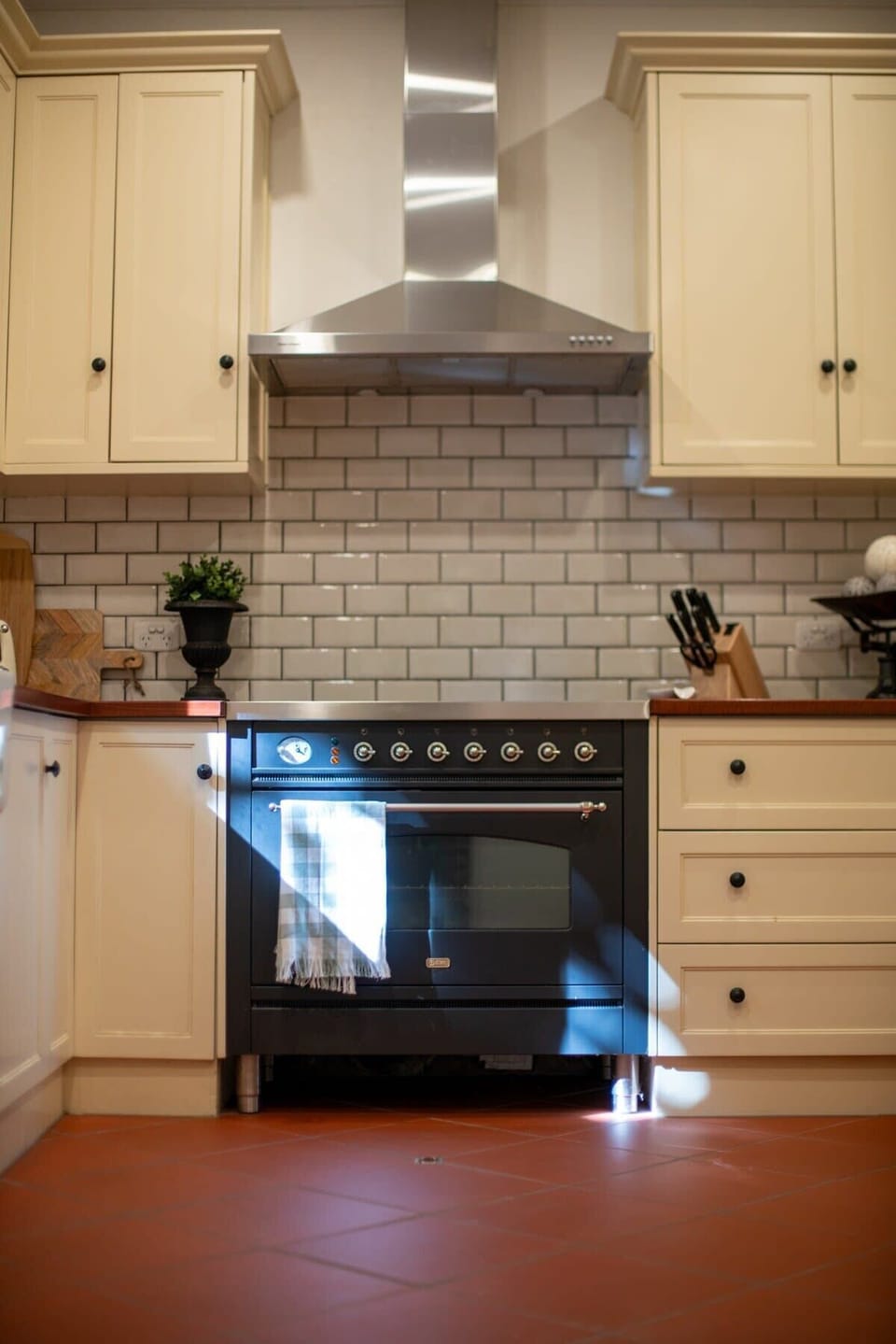 Fully equipped large country-style kitchen