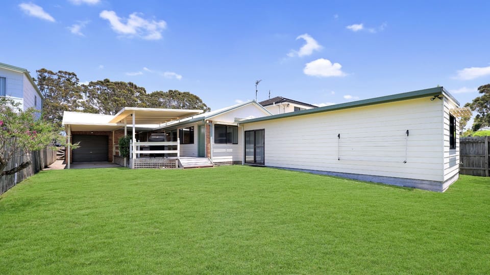 Amazing pet friendly yard | 345m to beach track