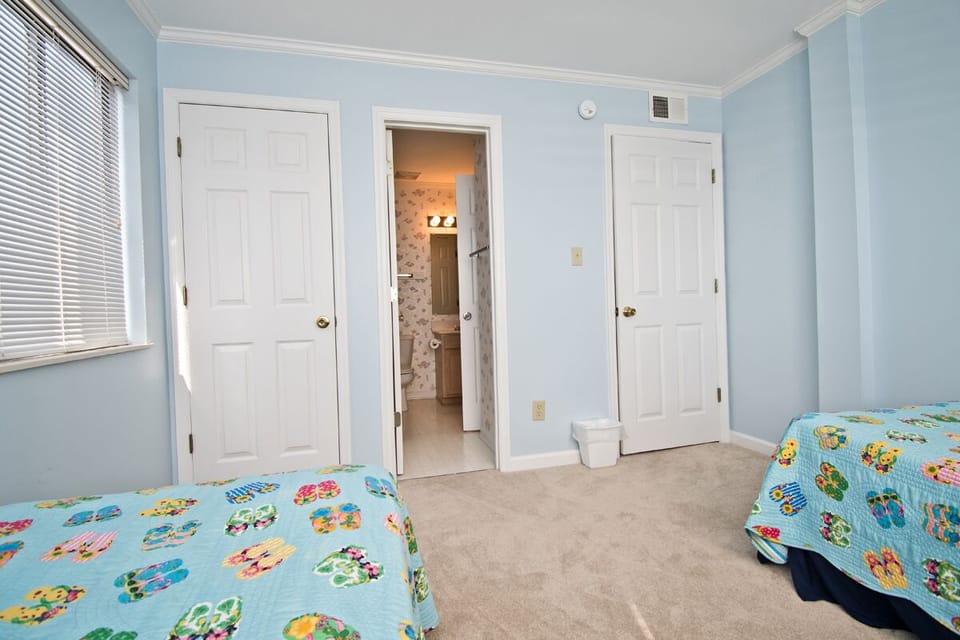 Bedroom with 2 Twins has Bath Acccess