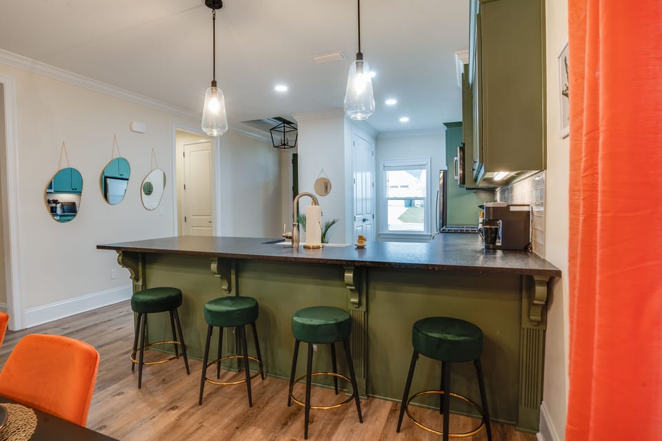 Kitchen counter with 4 bar seats