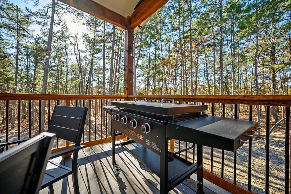 Flip pancakes or grill burgers on this family-friendly Blackstone right on the deck. 