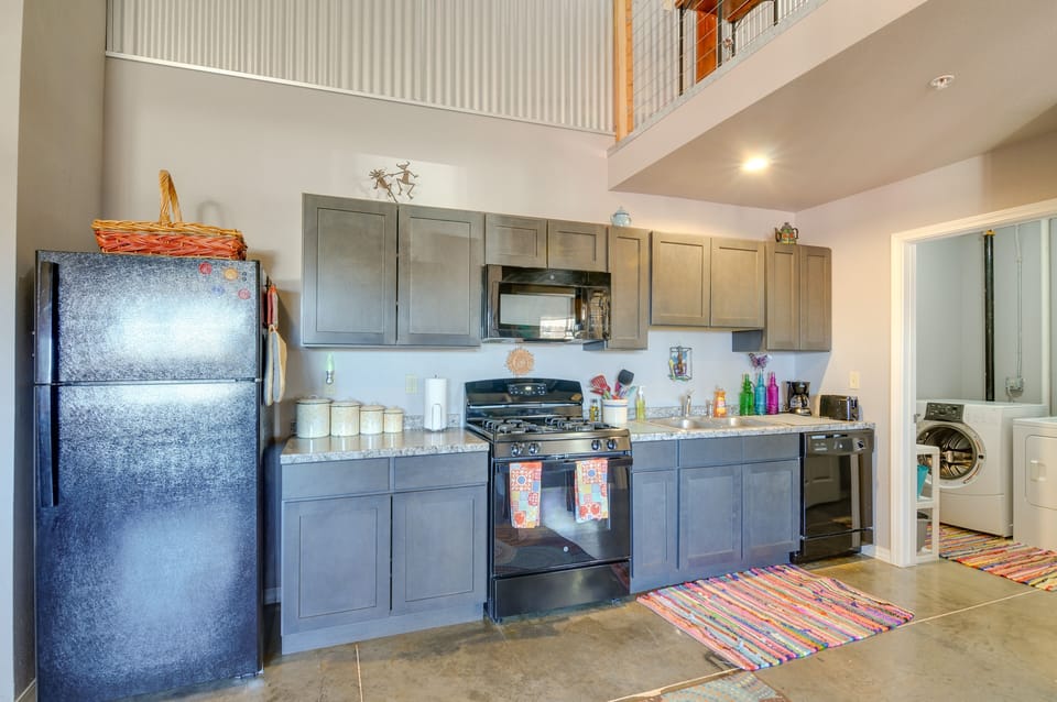 Kitchen | Equipped w/ Cooking Basics