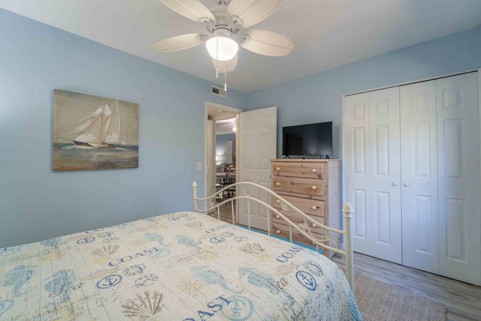 Queen Bedroom (3)