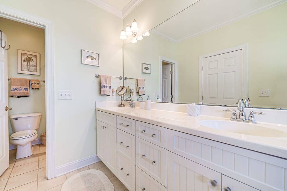 Full Bathroom | Towels Provided | 2nd Floor