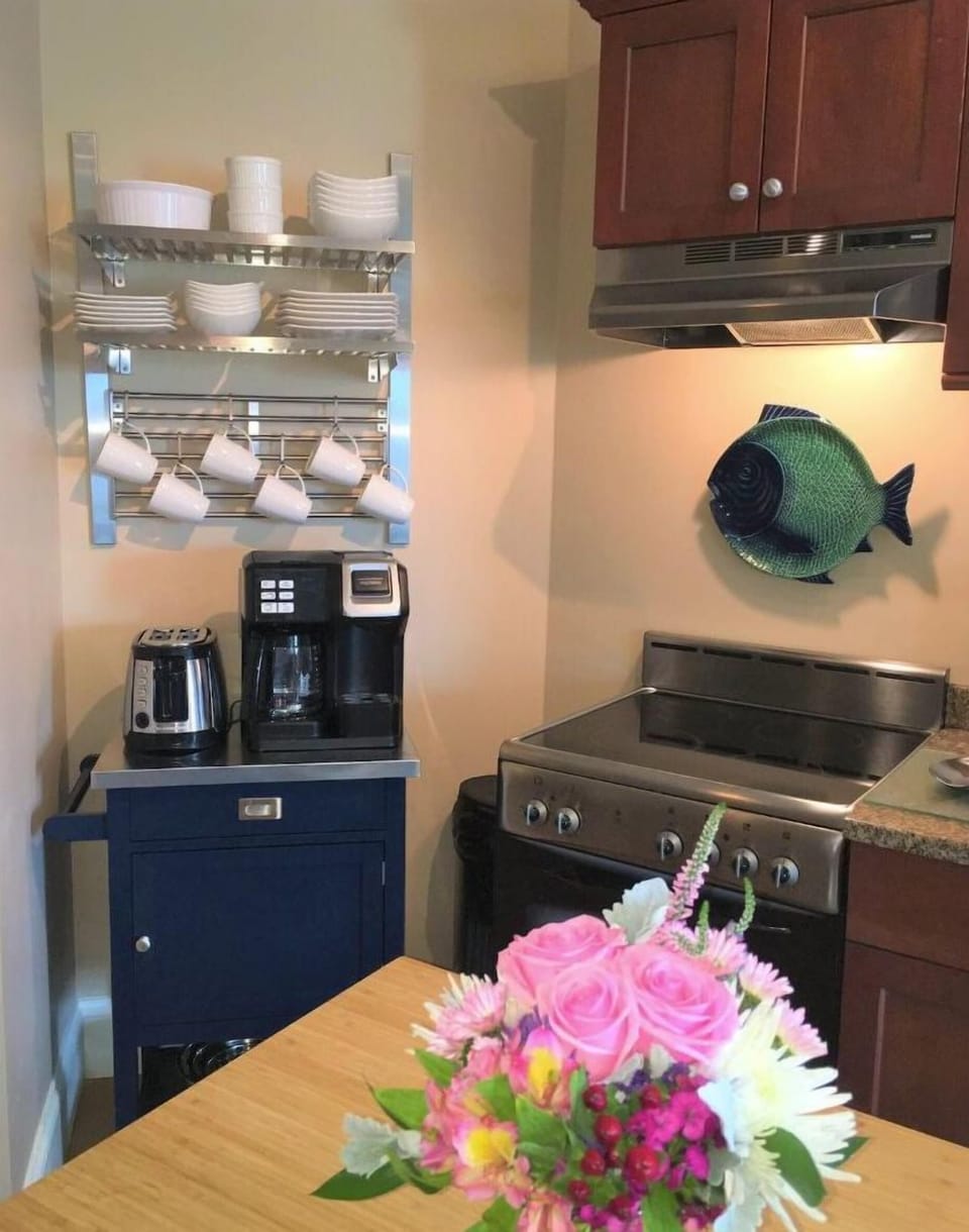 Brew a single K-cup or a full carafe of coffee with our Hamilton Beach Flexbrew!