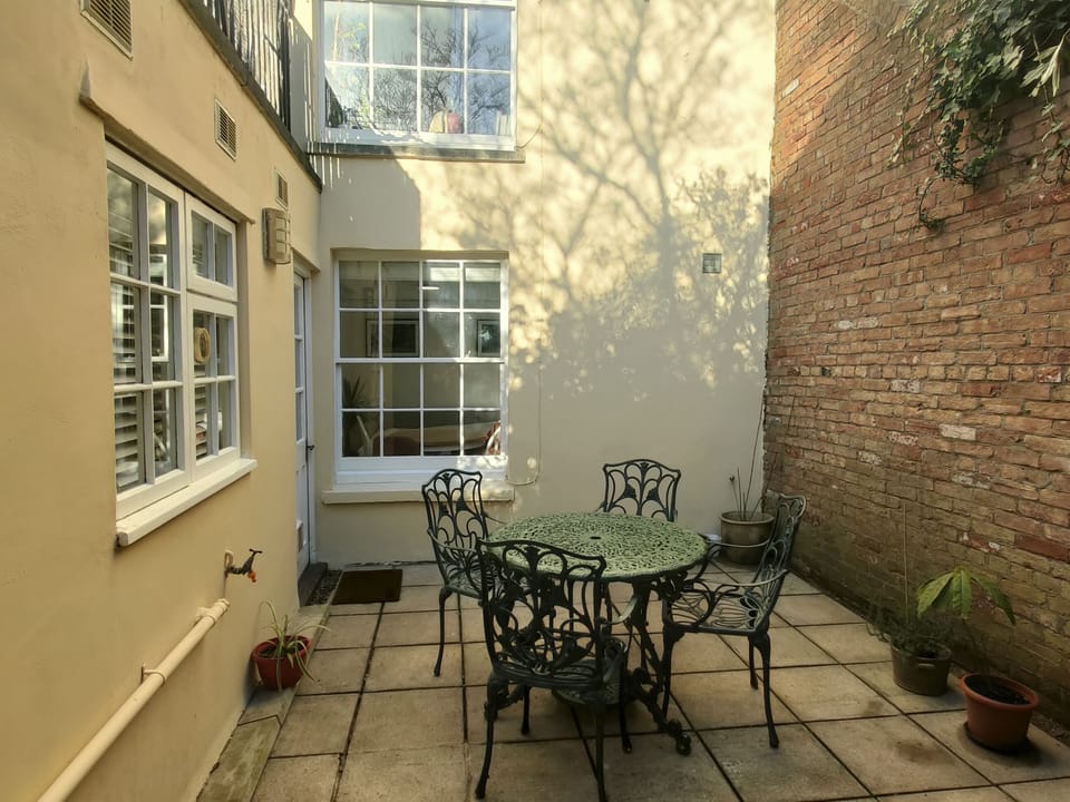 Private patio garden with outside seating & dining area.