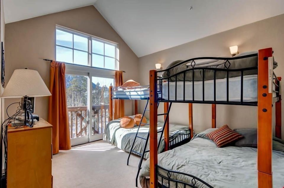 Bedding configurations differ between units - please specify your bedding preference upon booking!