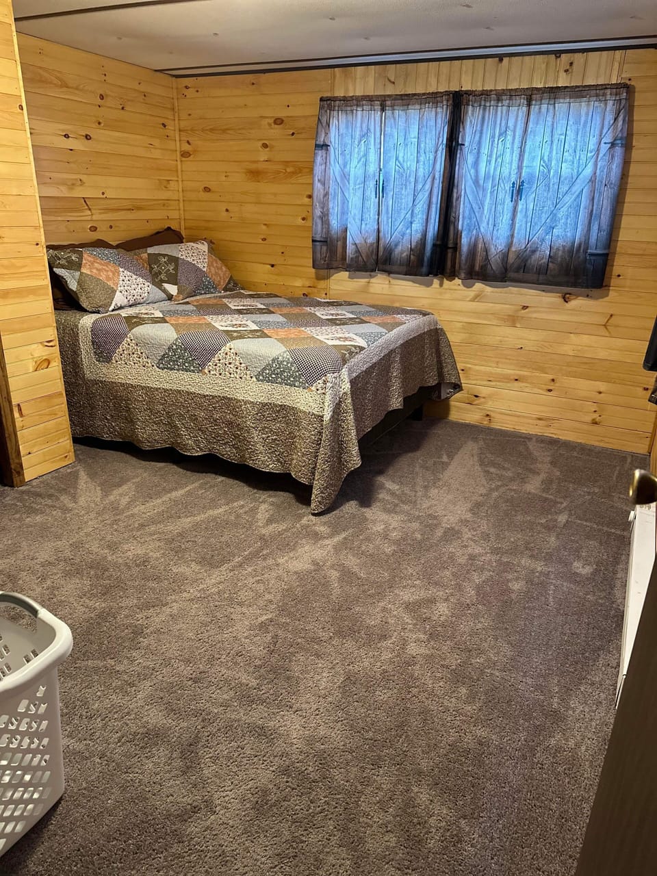 Master bedroom upgraded to Queen bed.