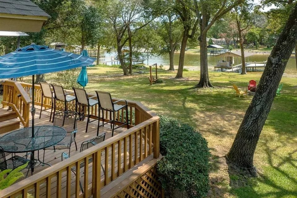 Perch on the deck to watch voleyball games or a football match. 