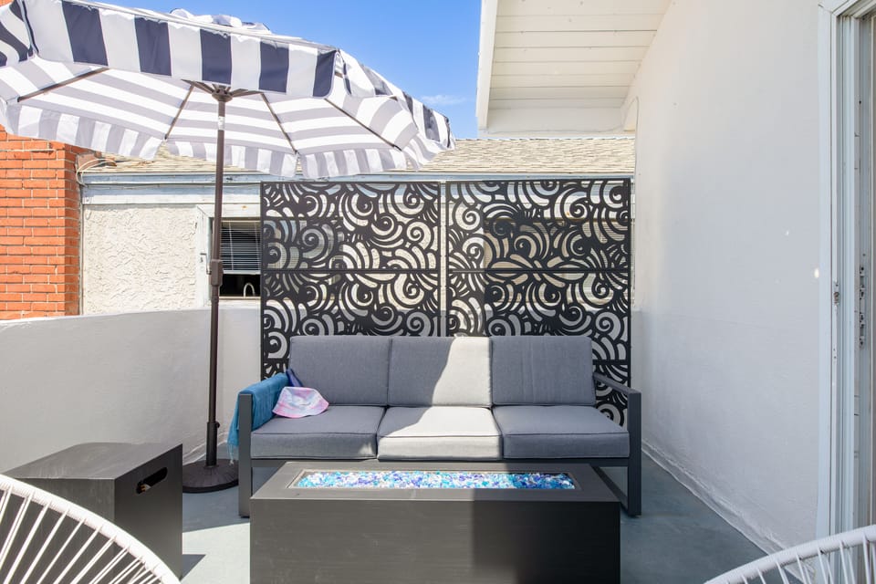 Privacy screen and umbrella on the balcony.