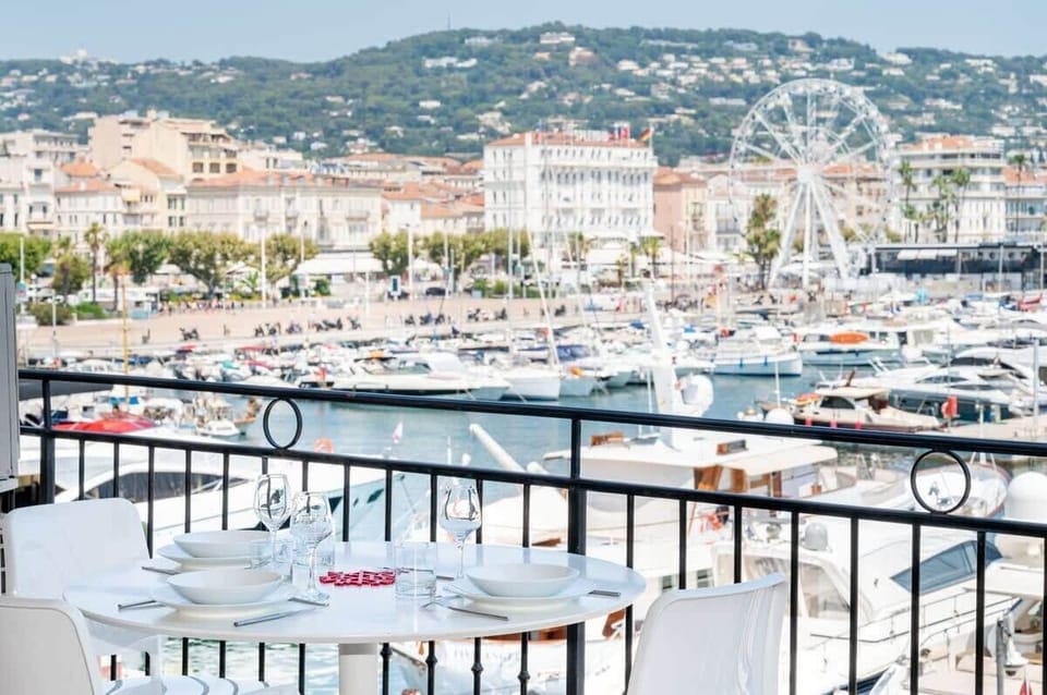 Harbor view from the living room with also the Palais & the Croisette view
