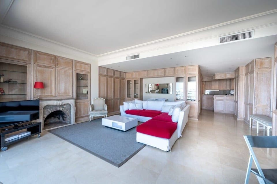 Spacious living room