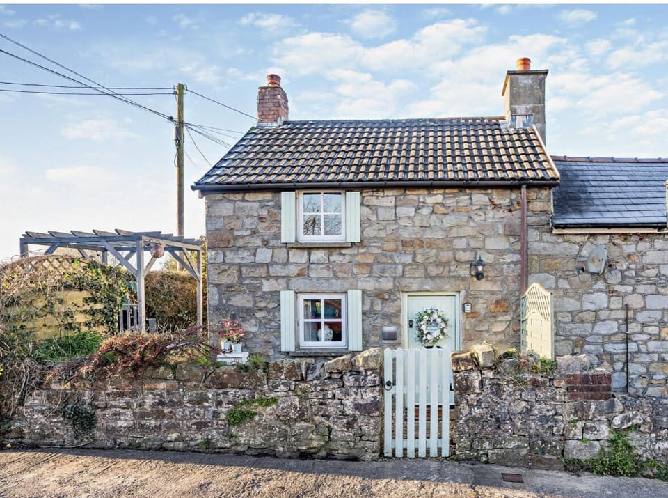 Traditional Welsh cottage with parking