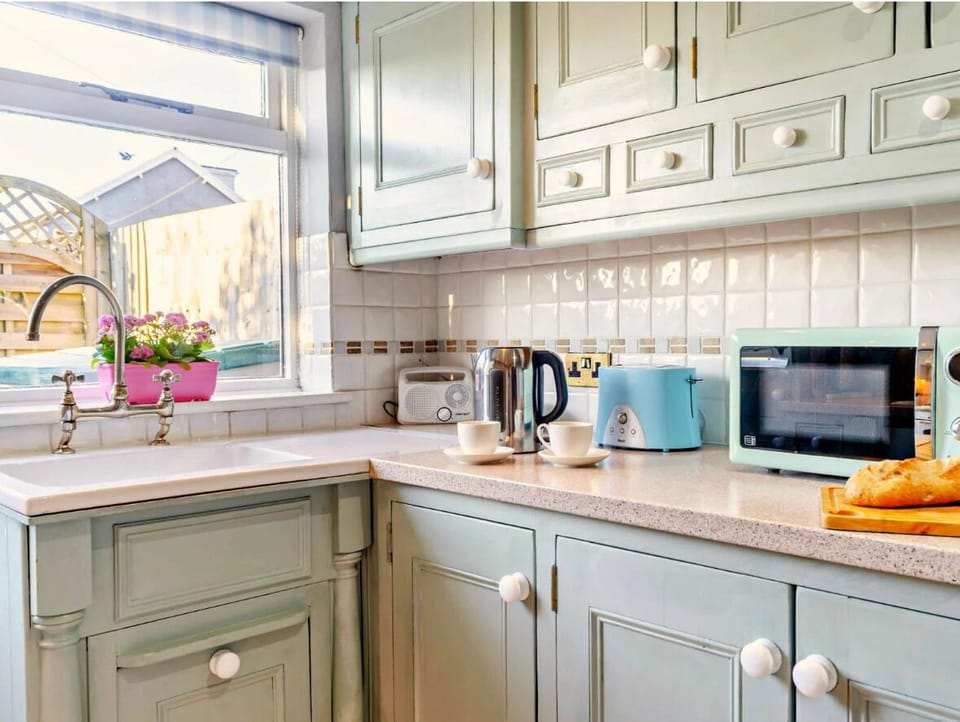 Well equitped  kitchen, stove,hob.air fryer. fridge freezer.pots and pans.