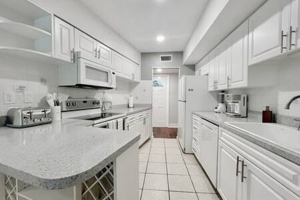 Totally Updated Kitchen Fully Stocked w/ Cooking Essentials