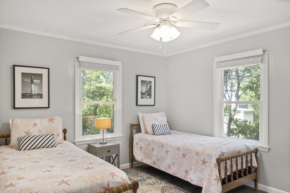 Bedroom w/ Two Twin Beds