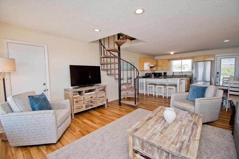 Living Area has Interconnecting Door