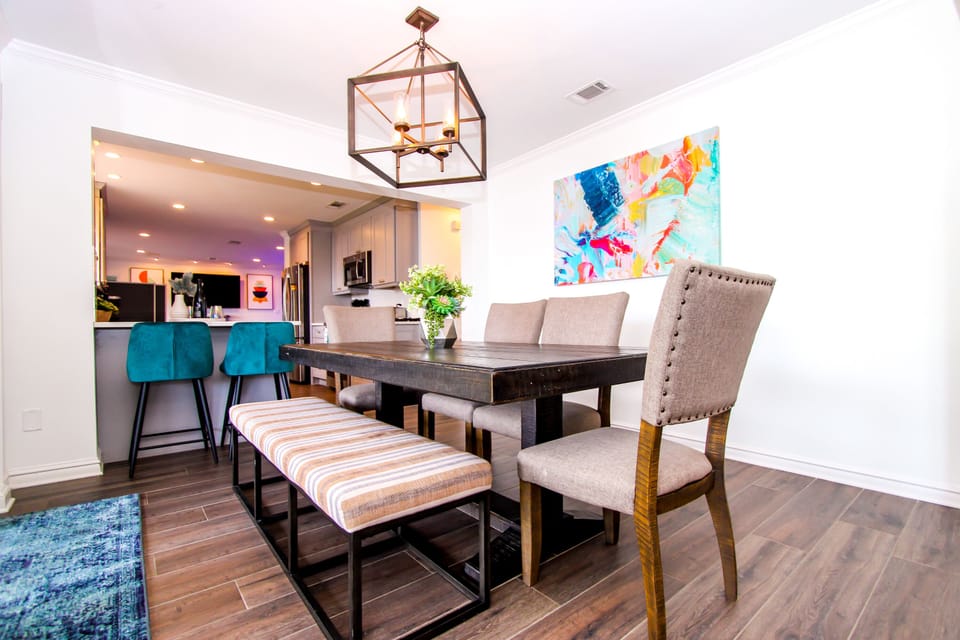 Dining table (6) + Bar Seating (2)