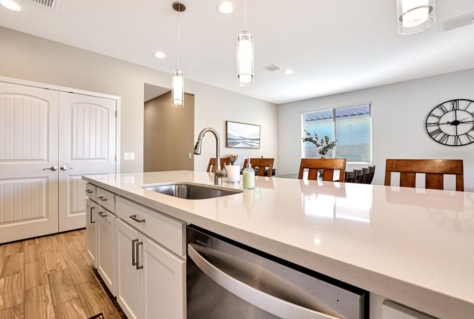 Kitchen island, seating for 4, dishwasher and 2 door pantry.