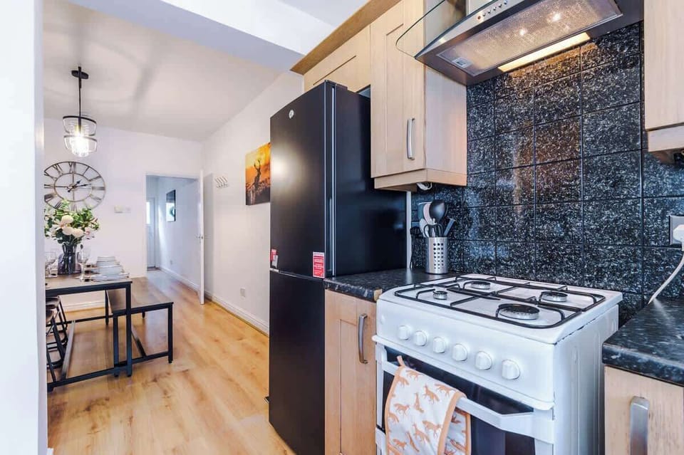 The fully equipped kitchen has everything you need for a long or short stay in Chester including a microwave, toaster, washing machine & plenty of storage.