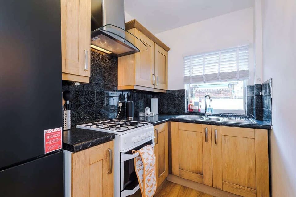The fully equipped kitchen has everything you need for a long or short stay in Chester including a microwave, toaster, washing machine & plenty of storage.