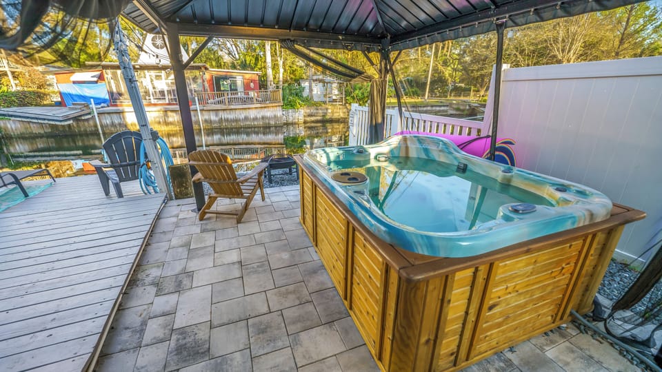 Outdoor spa tub