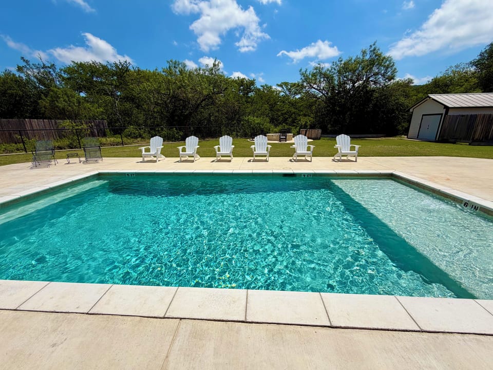 FRIO WAVES - Stunning sundeck pool with beautiful outdoor furniture.
