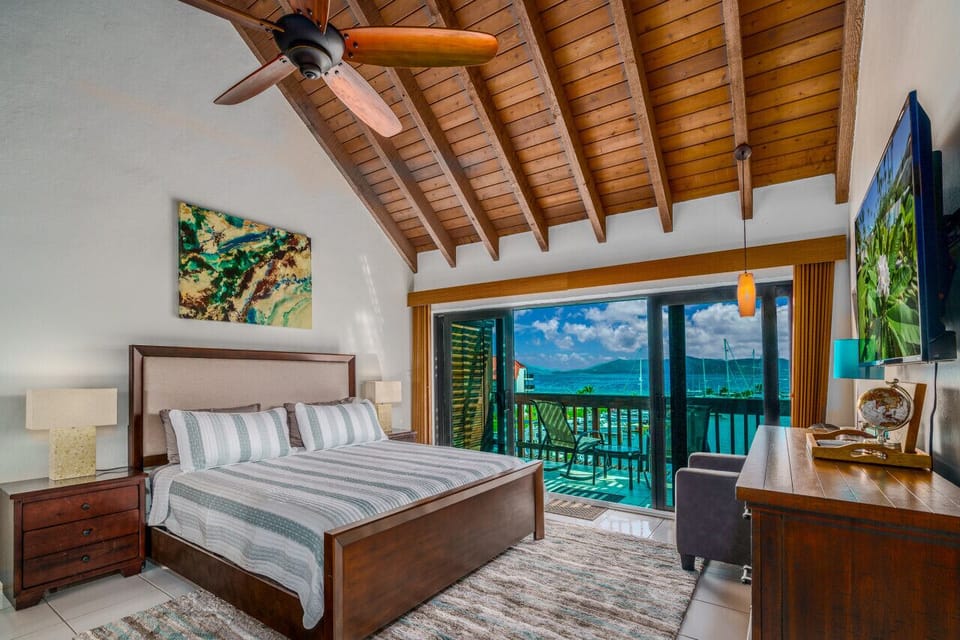 The spacious & very comfy bedroom with balcony!