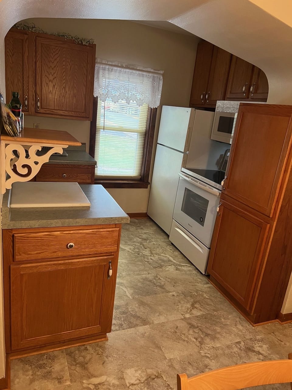 Sull size refridgerator, stove, micorowave and oven