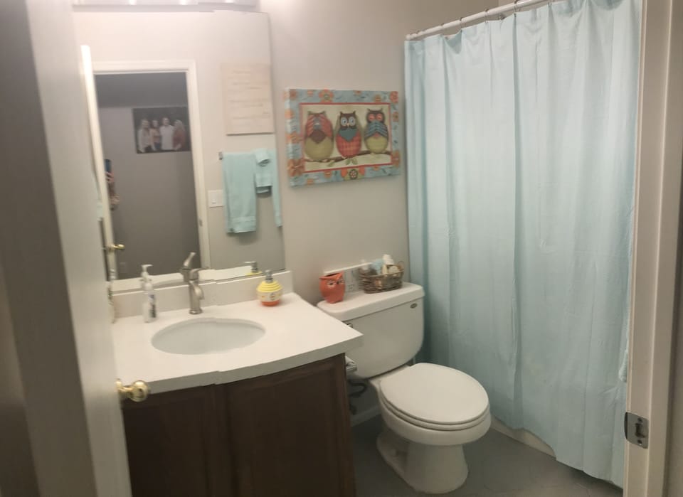 Middle bathroom 