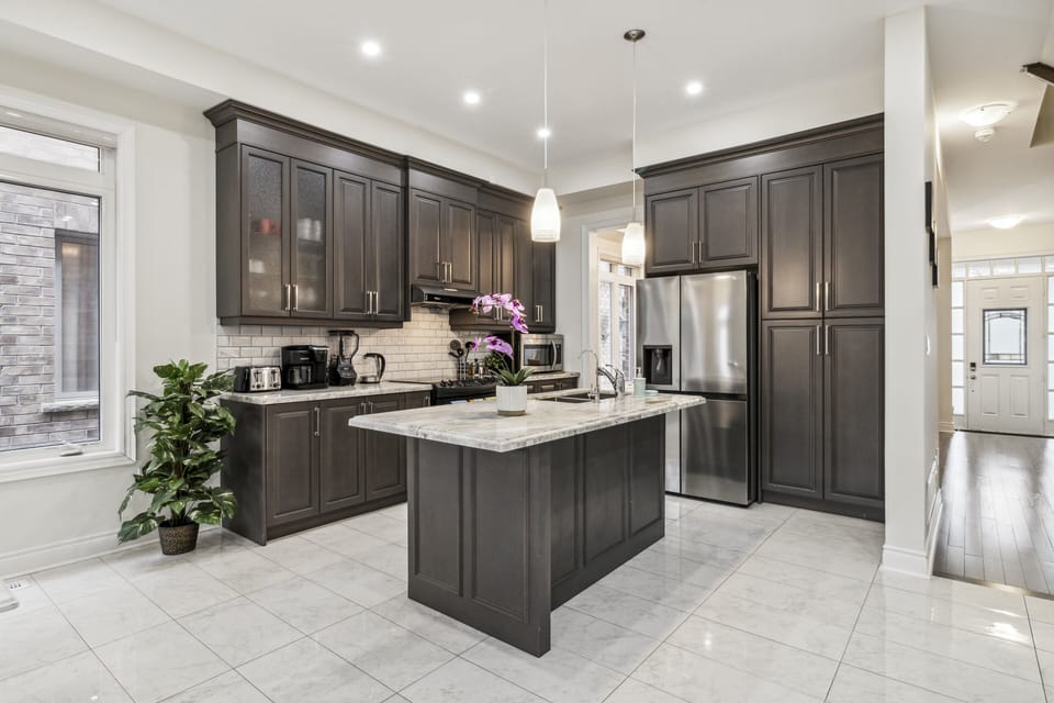 Fully Equipped Kitchen with Coffee maker, Kettle, Blender, Microwave, Toaster