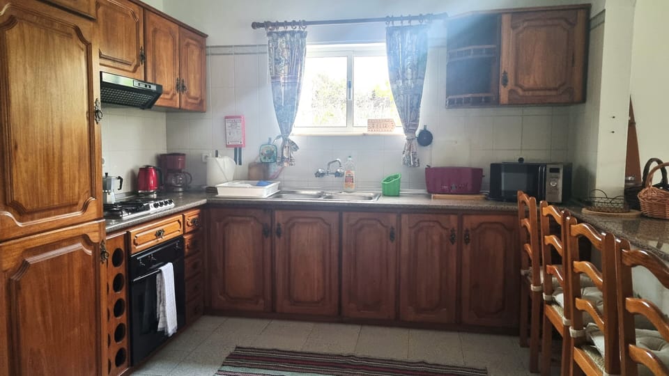 Casa Flora - diner space / kitchen