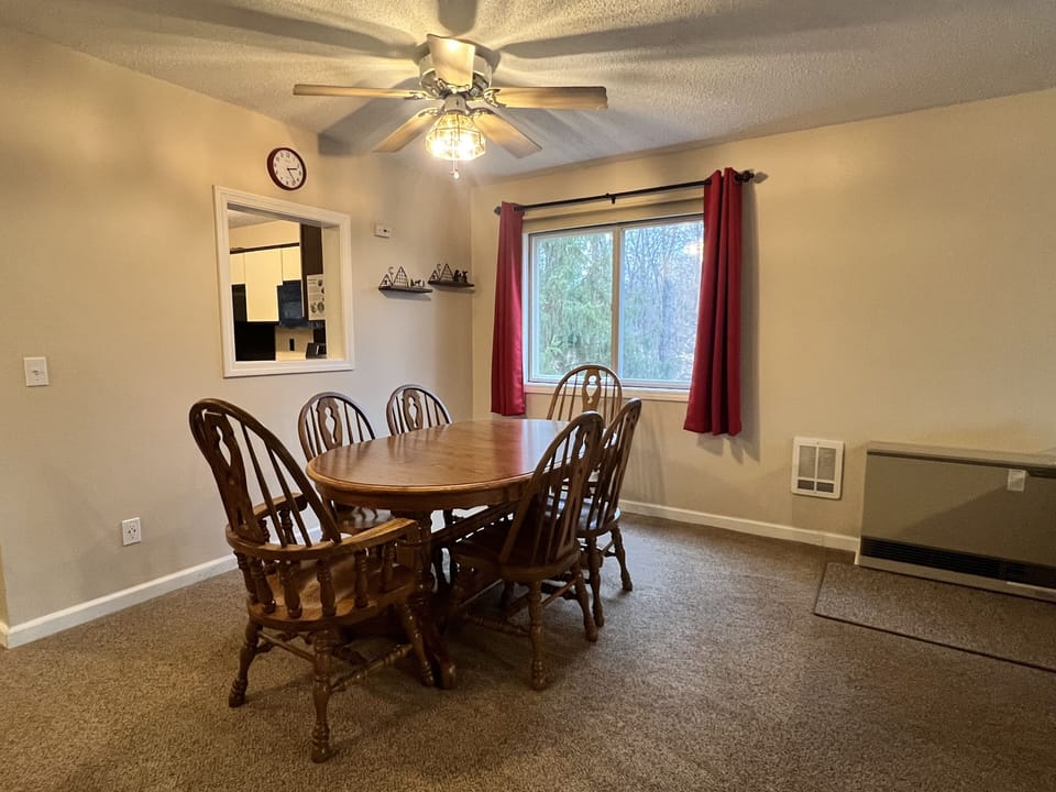 Dining area w/ seating for six
